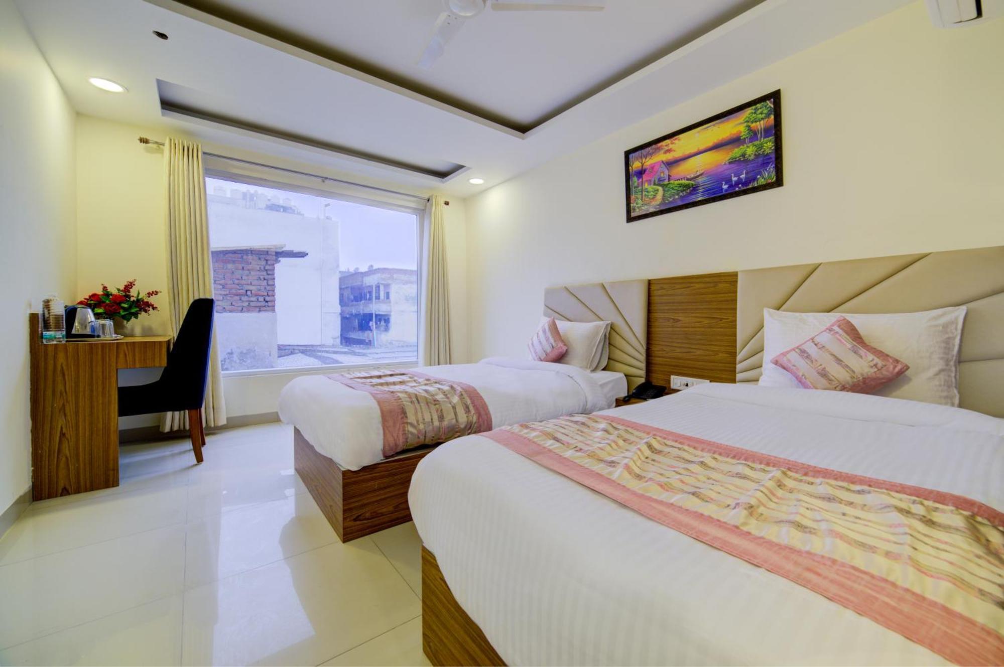 Hotel Grand Suites By D'Capitol Near Delhi Airport نيودلهي المظهر الخارجي الصورة